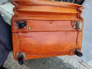 Maleta antigua piel toro -falta rueda-