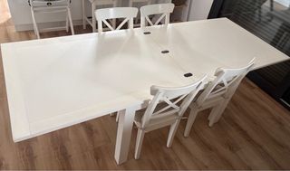 Mesa extensible y 4 sillas blancas