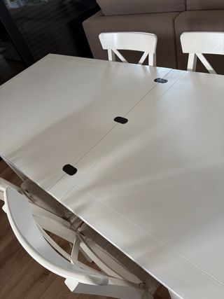 Mesa extensible y 4 sillas blancas