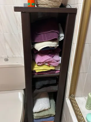 Estantería de madera marrón