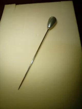 Spilla antica con testa a goccia