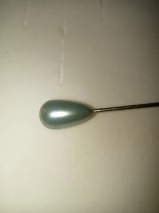 Spilla antica con testa a goccia