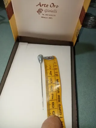 Spilla antica con testa a goccia