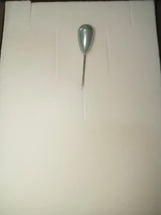 Spilla antica con testa a goccia