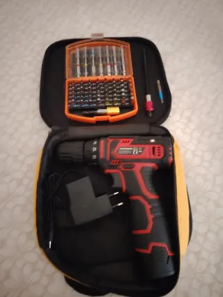 Avvitatore a batteria 12V con cassetta punte
