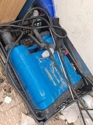 Fumigadora azul con manguera y gatillo