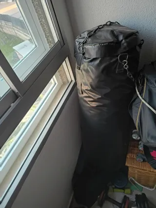 Saco de boxeo negro con cadenas