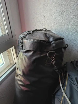 Saco de boxeo negro con cadenas