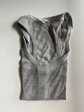 Camiseta tirantes de color rosa, marrón y gris