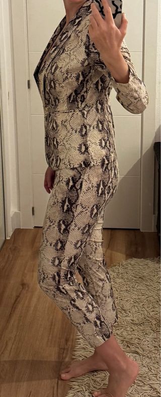 Conjunto Blazer y Pantalón Estampado Serpiente