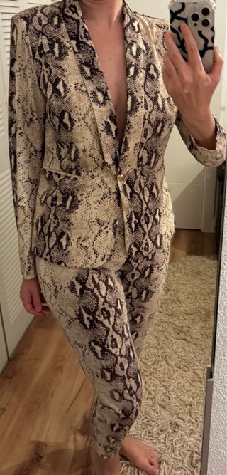 Conjunto Blazer y Pantalón Estampado Serpiente