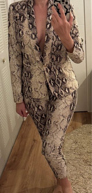 Conjunto Blazer y Pantalón Estampado Serpiente