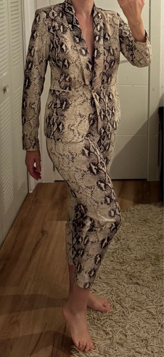 Conjunto Blazer y Pantalón Estampado Serpiente