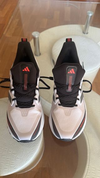 Zapatillas Adidas Nuevas Talla 44. No tiene uso
