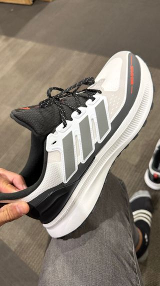 Zapatillas Adidas Nuevas Talla 44. No tiene uso