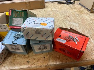 Lotes de clavos y tornillos variados