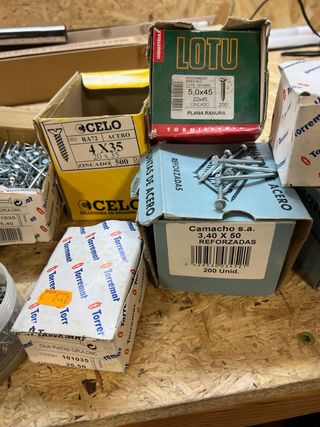 Lotes de clavos y tornillos variados