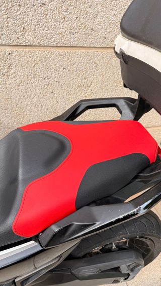 Asiento Honda X-ADV 2017-2020 Negro/Rojo