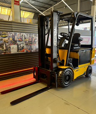 Carretilla Elevadora Hyundai 2500Kg Eléctrica
