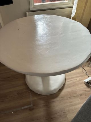 Mesa redonda de yeso blanca artesanal
