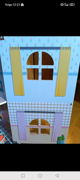 Casa de muñecas rosa con tejado escamas