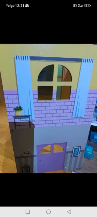 Casa de muñecas rosa con tejado escamas