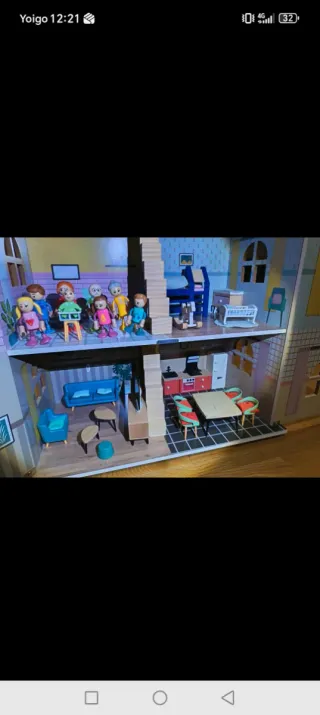 Casa de muñecas rosa con tejado escamas