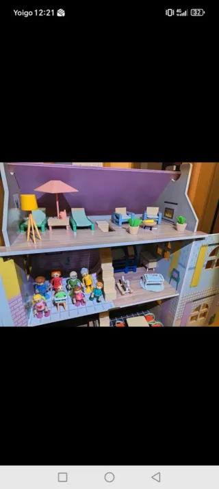 Casa de muñecas rosa con tejado escamas