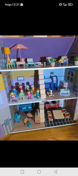 Casa de muñecas rosa con tejado escamas