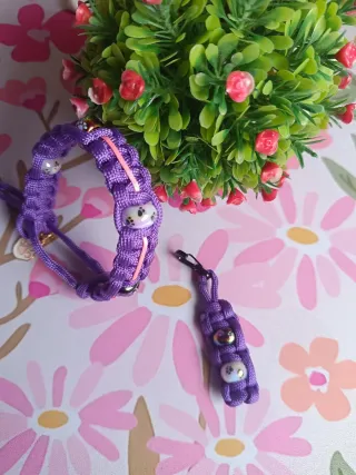 Pulsera y llavero huellas perro morado