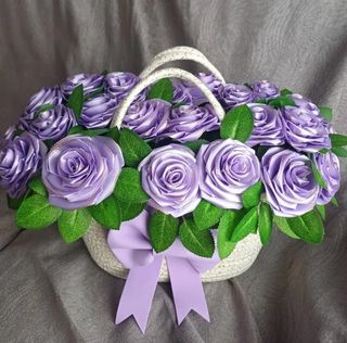 Cesto con rose in tessuto