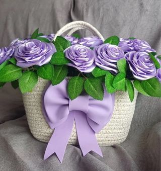 Cesto con rose in tessuto