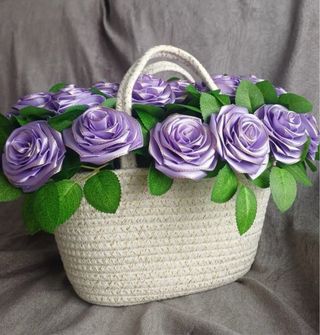 Cesto con rose in tessuto