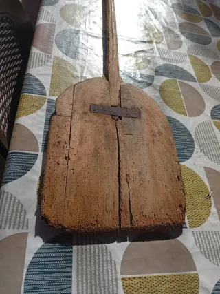Pala antigua de madera para hornear