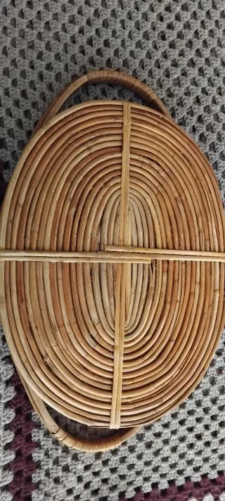 Cesta de mimbre ovalada con asas