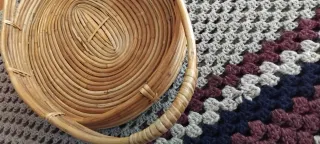 Cesta de mimbre ovalada con asas