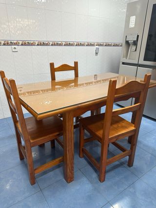Mesa de madera con 6 sillas y cristal