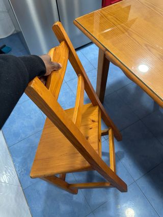 Mesa de madera con 6 sillas y cristal