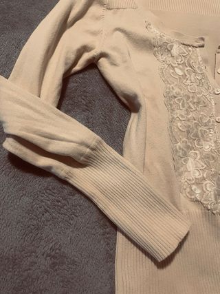 Chaqueta de punto beige con encaje