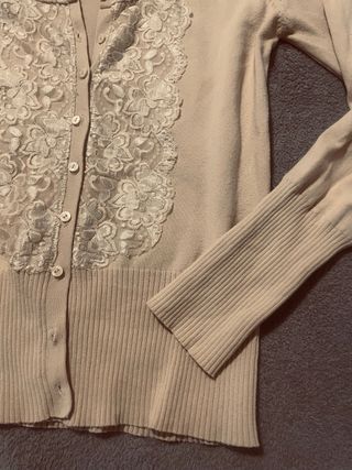 Chaqueta de punto beige con encaje