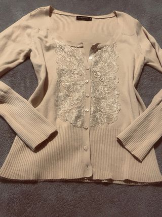 Chaqueta de punto beige con encaje