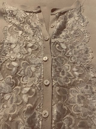 Chaqueta de punto beige con encaje