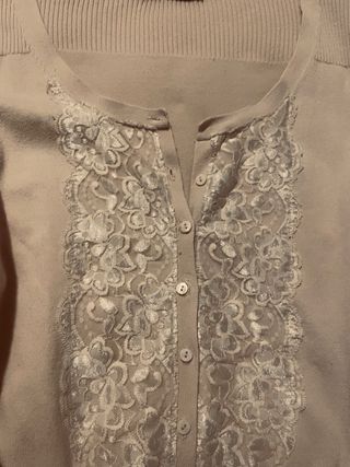 Chaqueta de punto beige con encaje