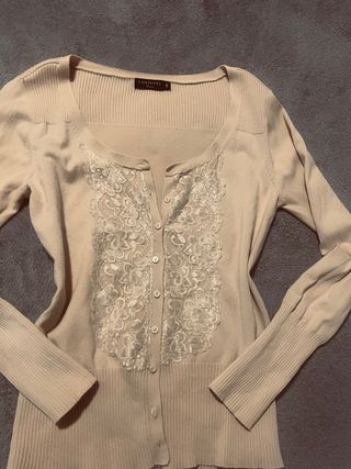 Chaqueta de punto beige con encaje