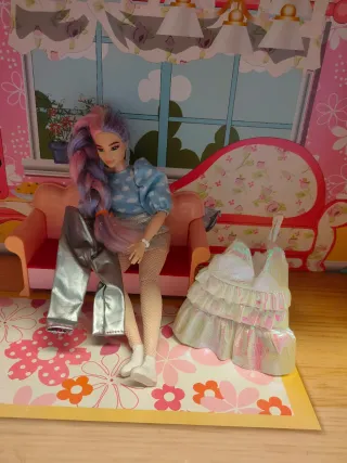 Casa de muñecas rosa con muebles..