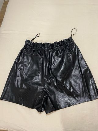 Shorts de piel negros efecto serpiente