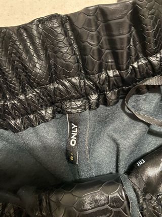 Shorts de piel negros efecto serpiente