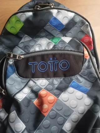 Mochila Totto diseño bloques construcción.