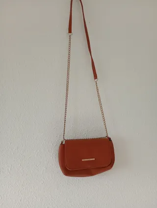 Bolso marrón con cadena