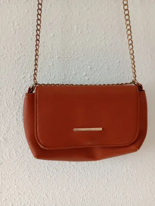 Bolso marrón con cadena